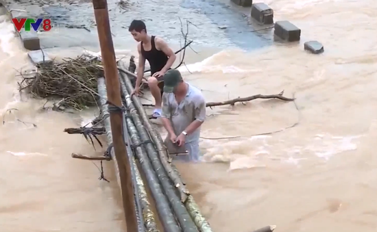 Bình Định: Cầu sập, người dân ghép thân cau qua cầu