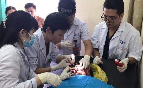 Đoàn khám bệnh lưu động kịp thời hỗ trợ cấp cứu bệnh nhân bị chấn thương nặng ở mắt