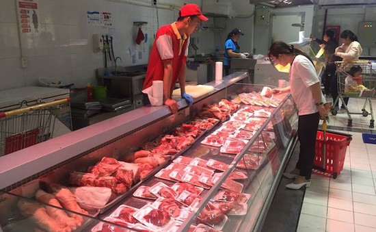 Giá thịt lợn bình ổn tăng đến 16.000 đồng/kg, siêu thị vẫn than lỗ