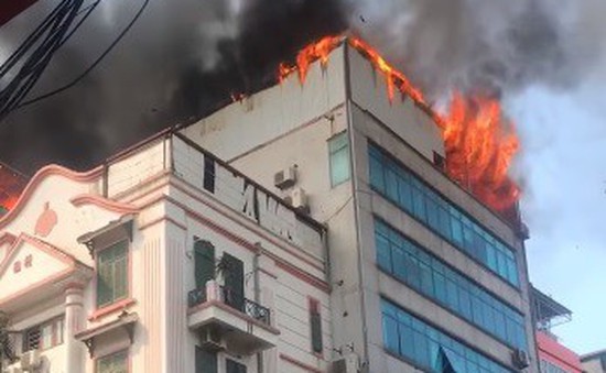 Hà Nội: Dập tắt đám cháy ở căn nhà 8 tầng phố Trung Kính