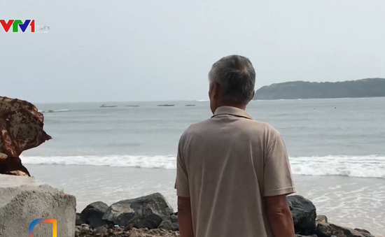Cư dân ven biển Phú Yên khẩn cấp ứng phó triều cường