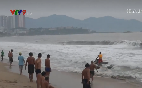 Bất chấp bão số 6 gây sóng to nguy hiểm, nhiều người vẫn tắm biển