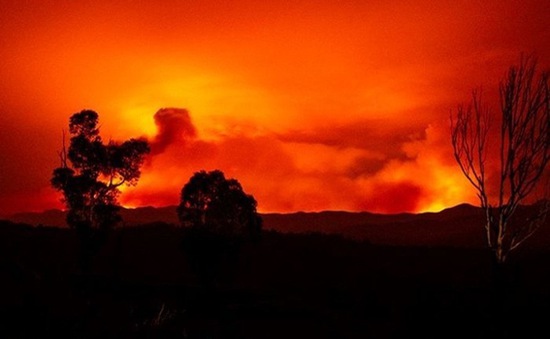 Bầu trời Australia chuyển màu vàng cam vì cháy rừng