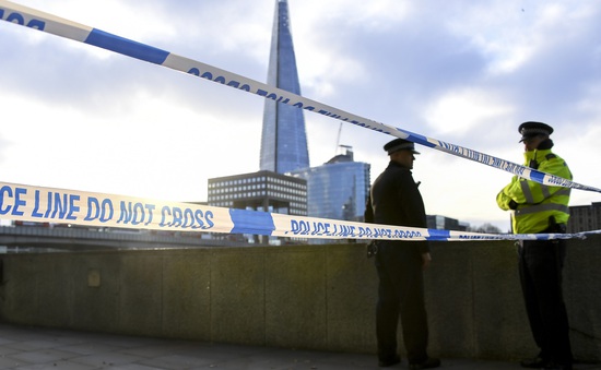 Thủ tướng Anh cam kết xem xét lại vấn đề xét xử tội phạm khủng bố