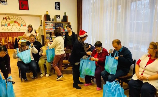 Hội từ thiện ở Hungary tặng quà những người có hoàn cảnh khó khăn