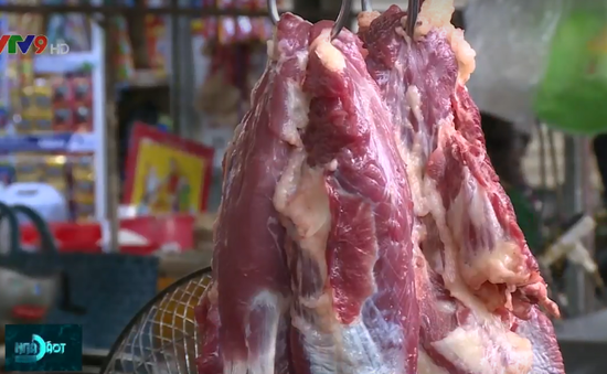 Người dân thắt chặt chi tiêu khi giá thịt lợn tăng cao