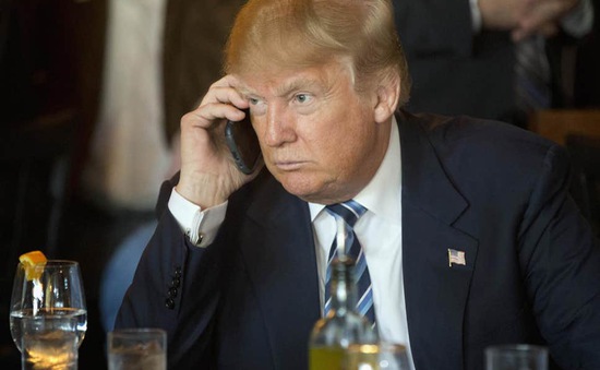 Những tranh cãi xung quanh chiếc điện thoại của Tổng thống Mỹ Donald Trump