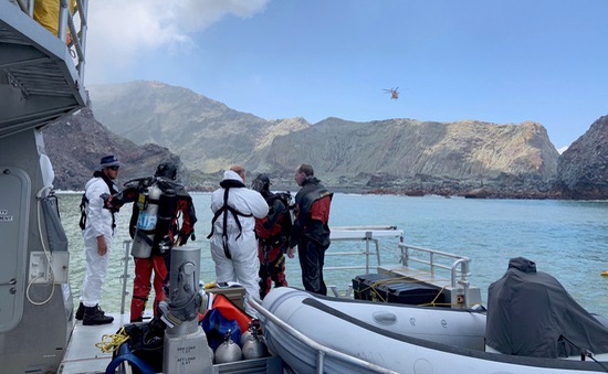 New Zealand triển khai thợ lặn tìm kiếm nạn nhân mất tích do núi lửa phun trào