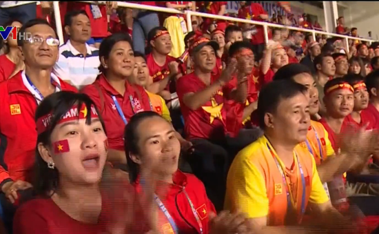 Cổ động viên vỡ òa niềm vui trước chiến thẳng của đội tuyển U22 Việt Nam