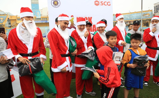 Thành Lương, Văn Quyết và dàn sao Hà Nội FC hóa Ông già Noel tặng quà ở sân Hàng Đẫy