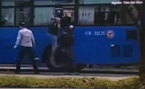 Truy tìm nhóm côn đồ dùng mã tấu tấn công xe bus ở TP.HCM