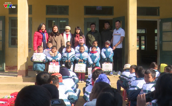 Giáng sinh ấm áp đến với học sinh nghèo vùng biên giới tỉnh Thanh Hóa