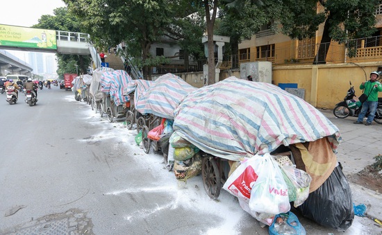 Người dân chặn xe rác vào bãi rác Nam Sơn lần thứ 3 trong năm