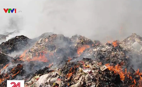 Cháy núi rác thải công nghiệp tại Bình Dương, người dân “kêu cứu”