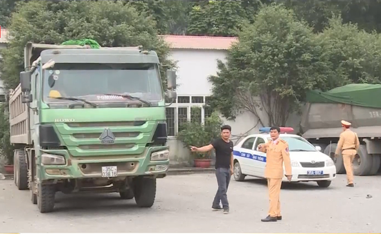 Xử lý vi phạm cơi nới thành thùng xe quá tải ở Ninh Bình