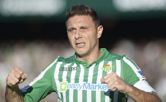 Tiền vệ kỳ cựu Joaquin gia hạn hợp đồng với Real Betis