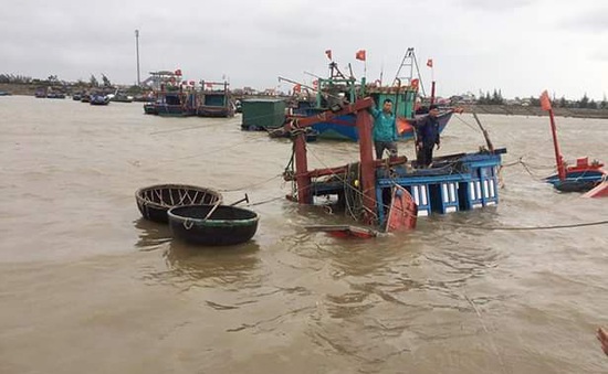 Trục vớt thành công tàu cá của ngư dân Hà Tĩnh bị sóng biển đánh chìm