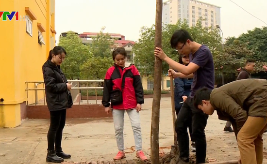Nhóm bạn trẻ trồng cây phủ xanh Hà Nội