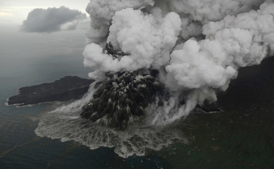 Núi lửa Anak Krakatau ở Indonesia bất ngờ thức giấc