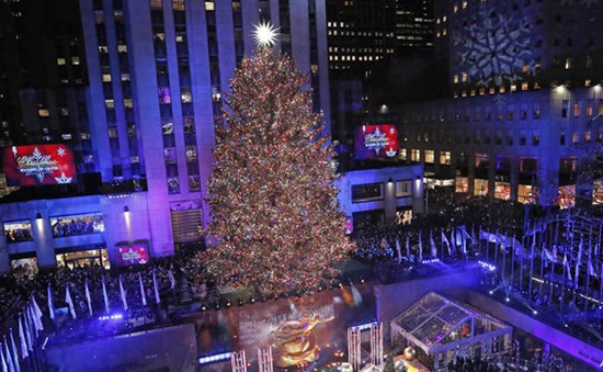 New York, Mỹ thắp sáng cây thông khổng lồ đón Giáng sinh