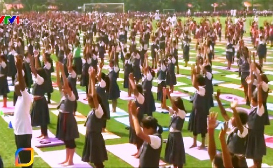85.000 học sinh tập yoga tập thể