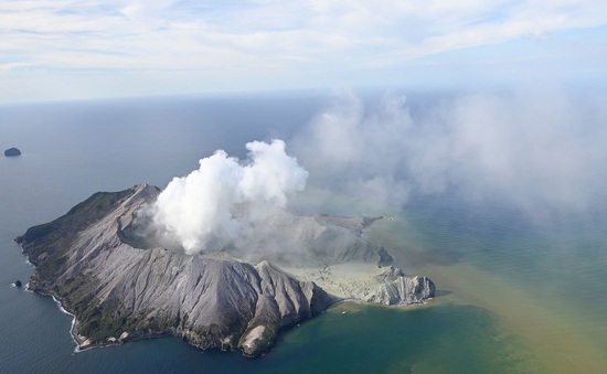 Núi lửa phun trào tại điểm du lịch nổi tiếng của New Zealand