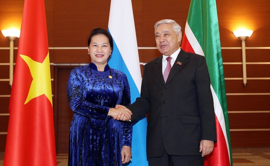 Chủ tịch Quốc hội Nguyễn Thị Kim Ngân gặp Chủ tịch Hội đồng Nhà nước Tatarstan (LB Nga)