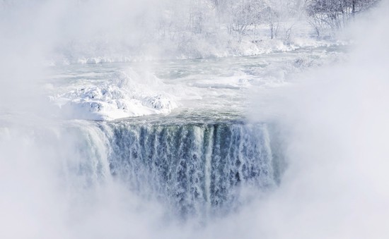 Thác Niagara, Canada hóa băng thu hút du khách