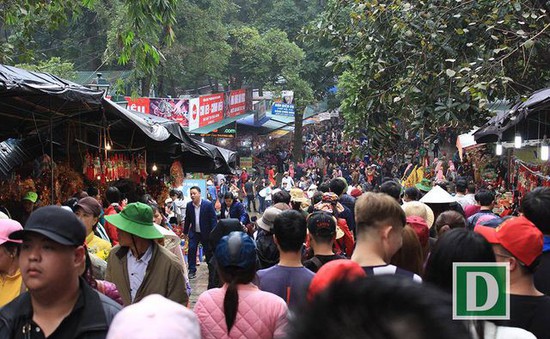 Đi 500m mất 2 tiếng, nhiều du khách ngất xỉu tại lễ hội Chùa Hương