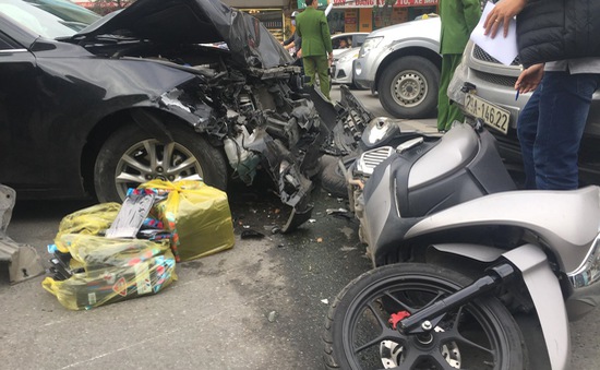 Hà Nội: Ô tô đâm liên hoàn 2 xe máy, 3 người bị thương