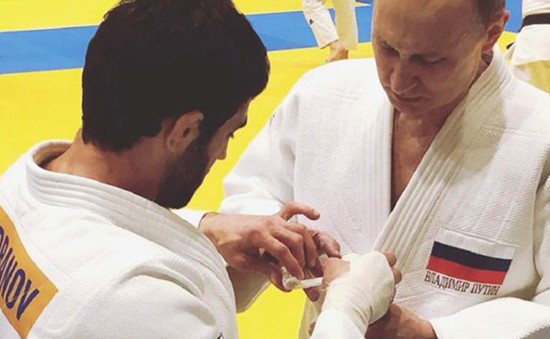 Tổng thống Nga Vladimir Putin bị thương nhẹ khi tham gia tập Judo