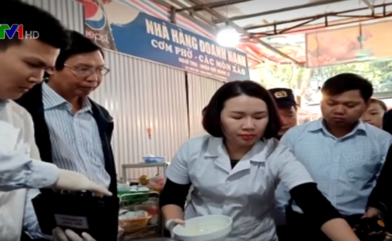 Phạt 2 nhà hàng vi phạm an toàn thực phẩm tại Lễ hội chùa Hương