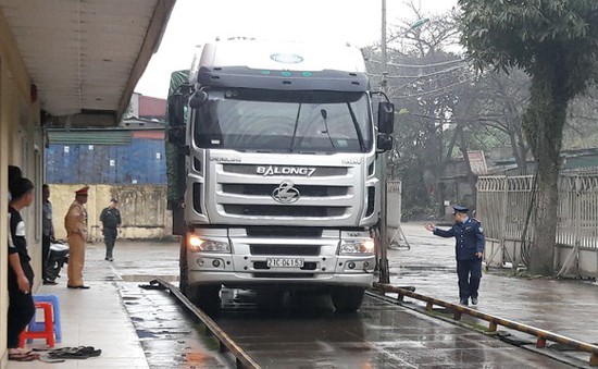 Xe quá tải "lọt" từ cao tốc Nội Bài - Lào Cai xuống tỉnh lộ 151