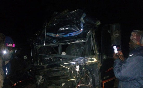 Xe khách tông xe tải trên cao tốc ở Kenya, 80 người thương vong