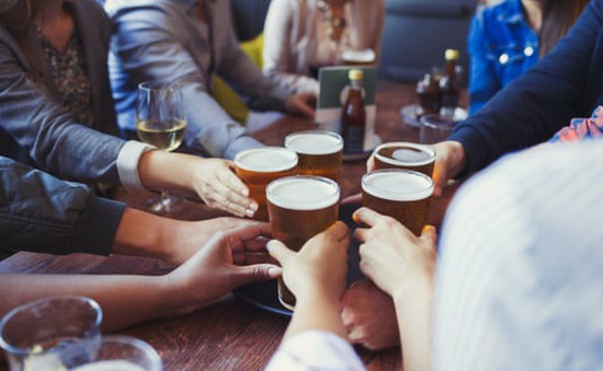 Đàn ông lớn tuổi, thu nhập khá có xu hướng uống bia, rượu quá mức