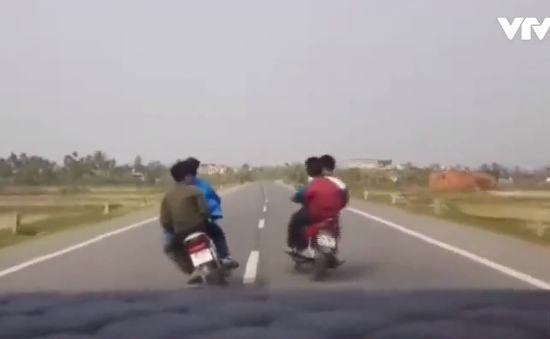 Nhóm thanh niên đầu trần đi xe máy đánh võng trước đầu ô tô