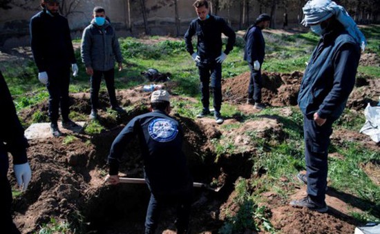 Phát hiện ngôi mộ chứa ít nhất 3.500 thi thể ở ngoại ô Raqqa (Syria)