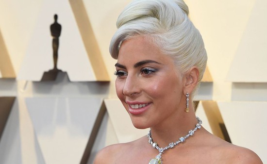 Lady Gaga khoe trang sức kim cương khủng trên thảm đỏ Oscar