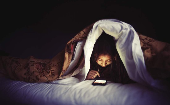 Thức đêm ngủ bù ban ngày gây hại cho sức khỏe tới mức nào?