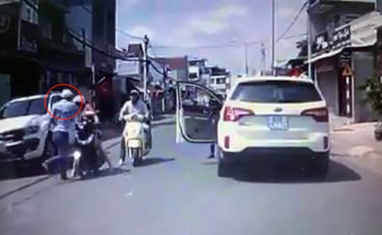 Truy tìm tài xế ô tô hung hãn tát người phụ nữ chở con nhỏ
