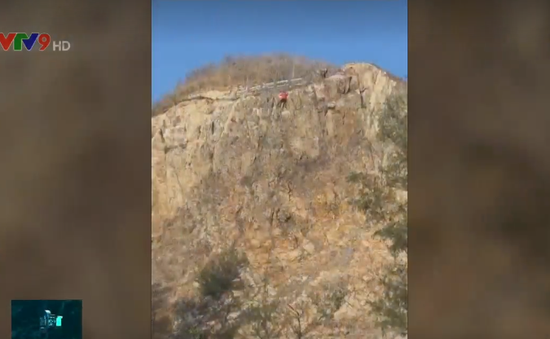 “Thót tim” thanh niên rơi từ độ cao 40m khi đang leo núi mạo hiểm