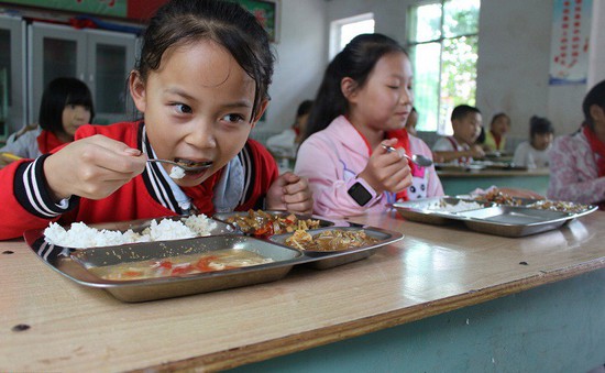 Trung Quốc yêu cầu Ban giám hiệu nhà trường cùng ăn với học sinh