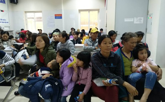 Hai bệnh viện lớn của Hà Nội chật cứng bệnh nhi từ Bắc Ninh thăm khám vì nghi nhiễm sán