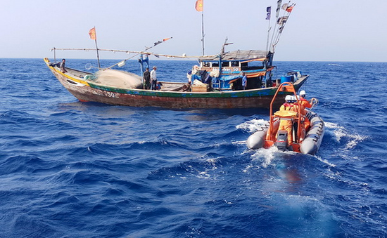 Cứu hộ 7 ngư dân gặp nạn trên vùng biển Bến Tre