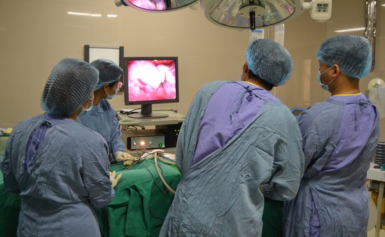 4 tiếng phẫu thuật u nang buồng trứng hoại tử cứu sản phụ và thai nhi 16 tuần tuổi