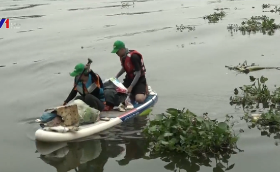 Chinh phục thử thách thu gom rác dưới sông Sài Gòn