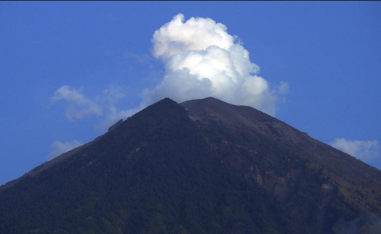 Ba ngọn núi lửa ở Indonesia đồng loạt hoạt động trở lại