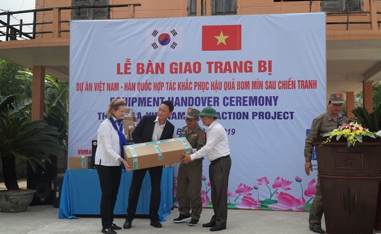 Bàn giao 200 máy dò bom mìn từ Dự án Việt Nam – Hàn Quốc hợp tác khắc phục hậu quả sau chiến tranh