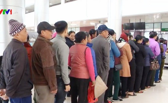 Hàng trăm người đến khám tại cơ sở 2 của Bệnh viện Bạch Mai