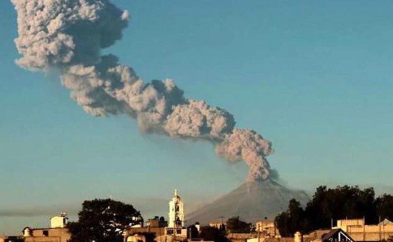 Mexico nâng mức cảnh báo về núi lửa Popocatepetl